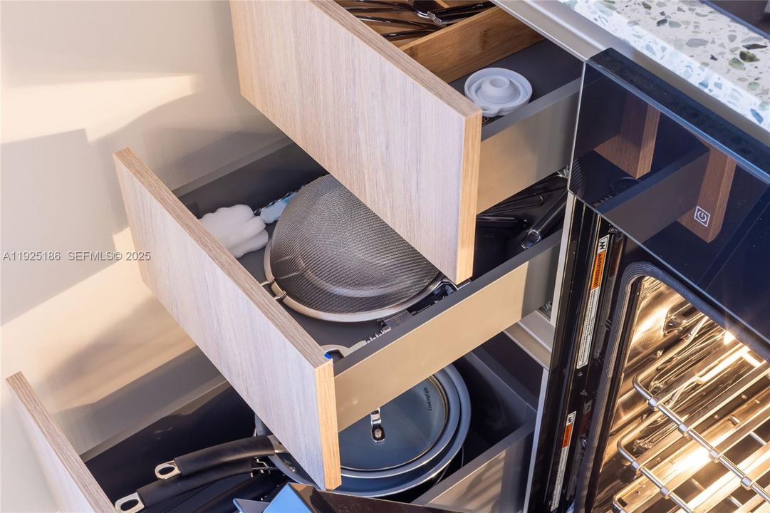 For Sale: $895,000 (2 beds, 2 baths, 1044 Square Feet)