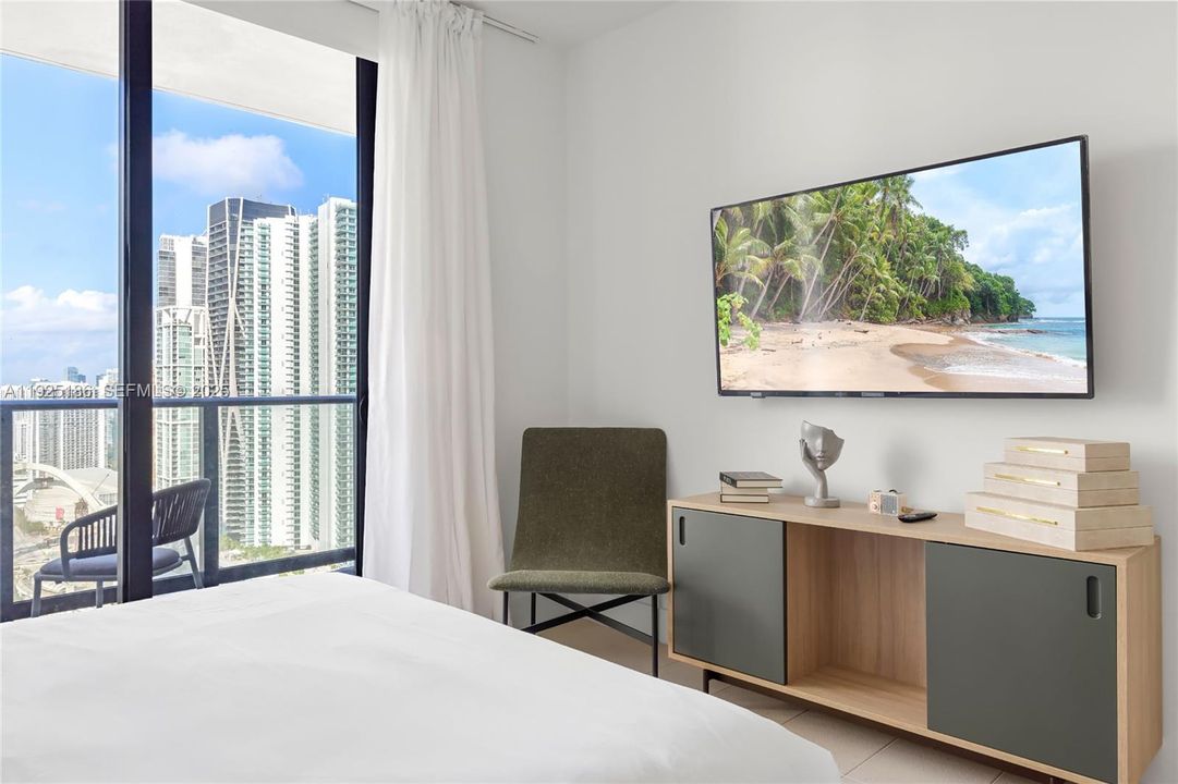 For Sale: $895,000 (2 beds, 2 baths, 1044 Square Feet)