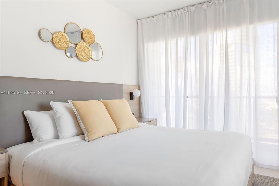 For Sale: $895,000 (2 beds, 2 baths, 1044 Square Feet)