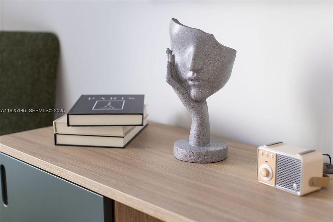 For Sale: $895,000 (2 beds, 2 baths, 1044 Square Feet)