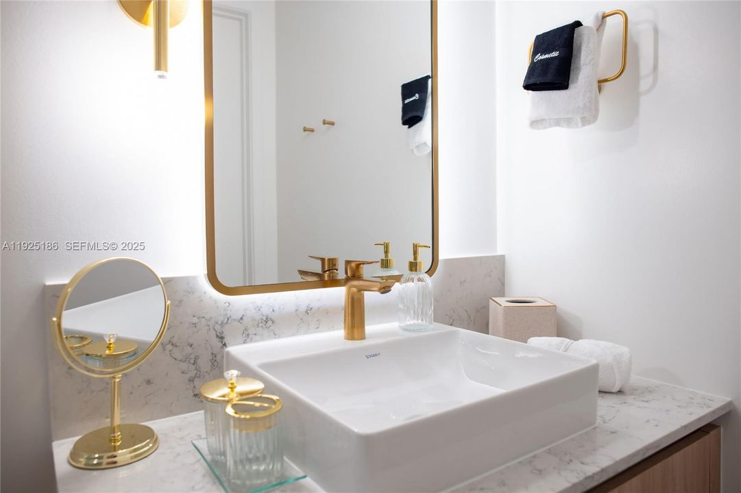 For Sale: $895,000 (2 beds, 2 baths, 1044 Square Feet)