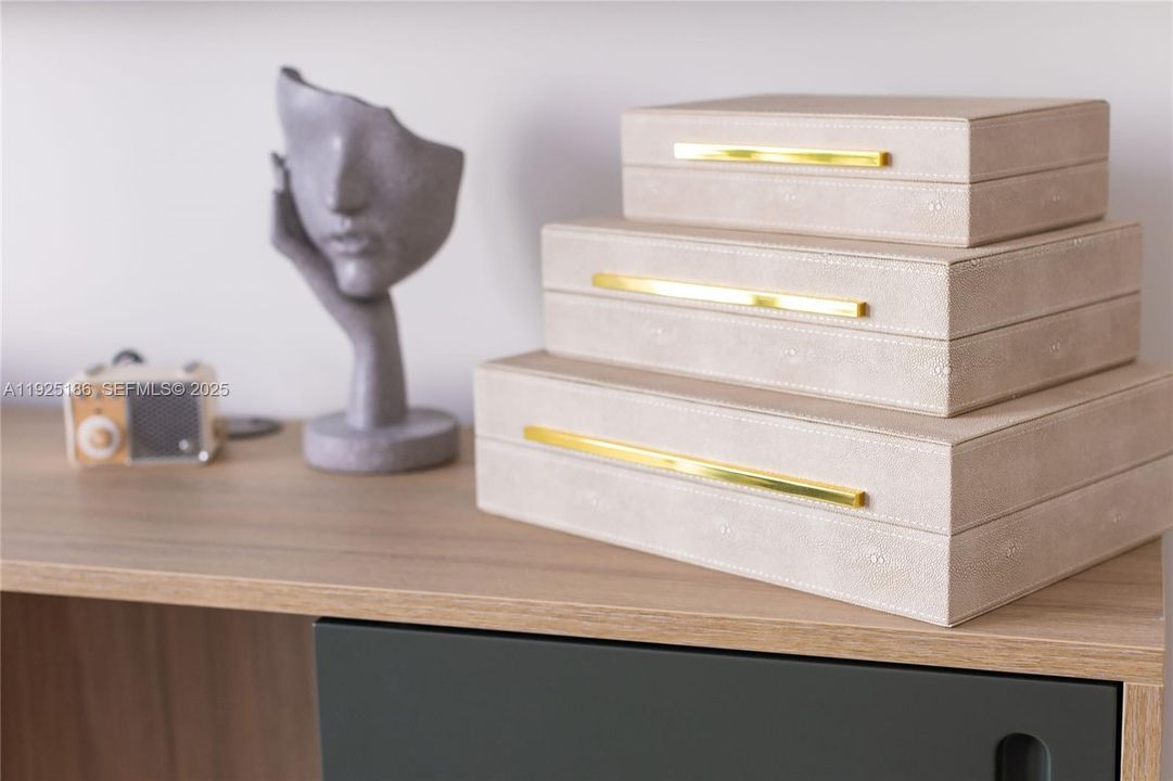 For Sale: $895,000 (2 beds, 2 baths, 1044 Square Feet)