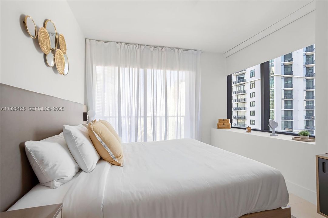 For Sale: $895,000 (2 beds, 2 baths, 1044 Square Feet)