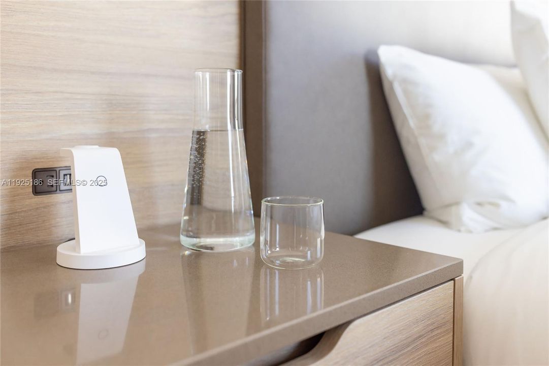 For Sale: $895,000 (2 beds, 2 baths, 1044 Square Feet)