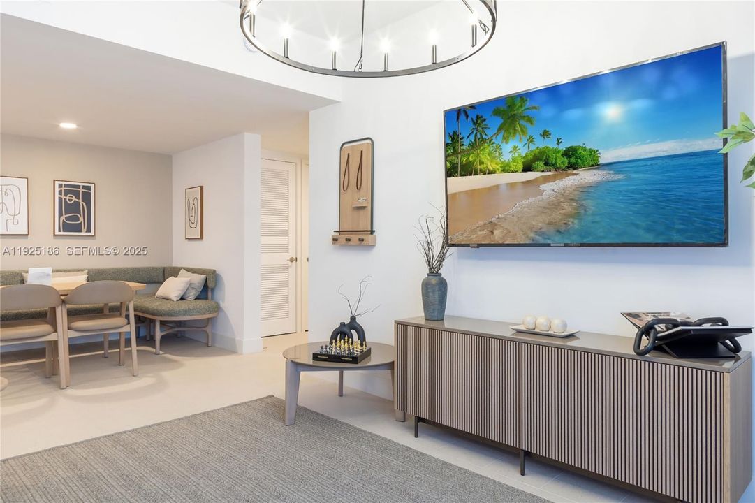 For Sale: $895,000 (2 beds, 2 baths, 1044 Square Feet)