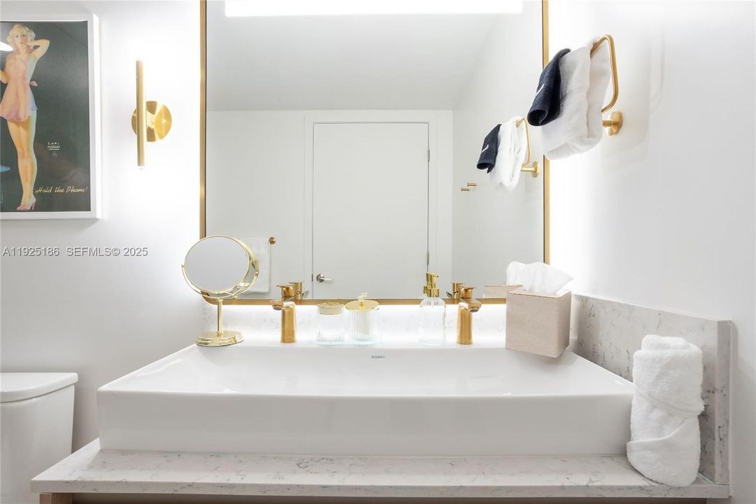 For Sale: $895,000 (2 beds, 2 baths, 1044 Square Feet)