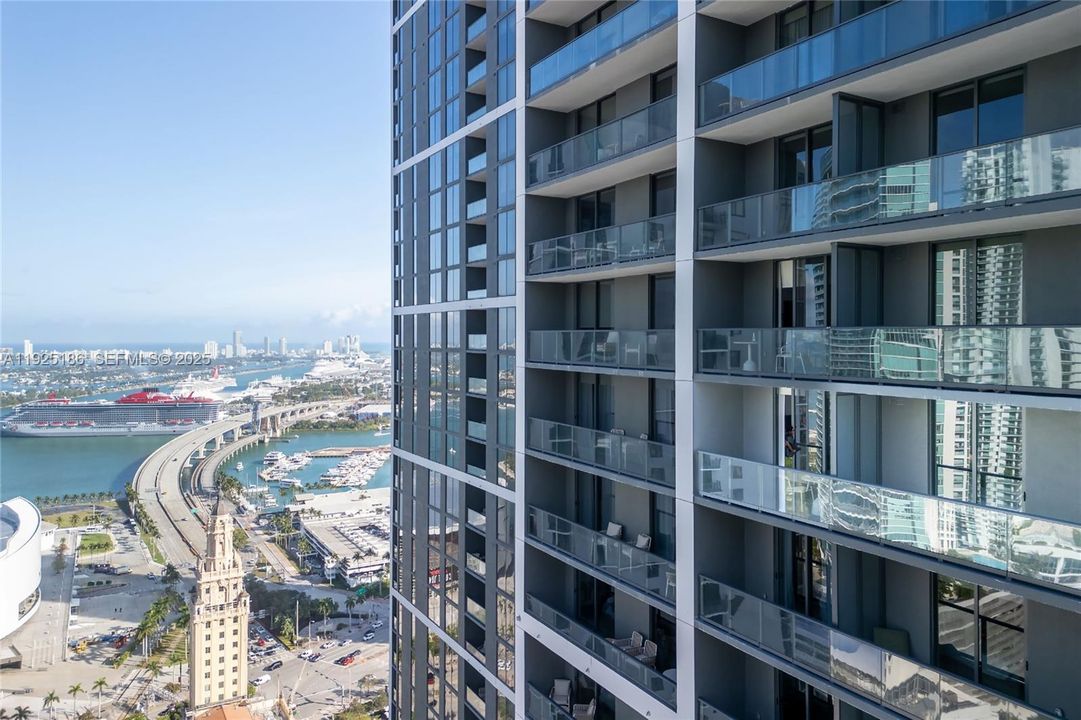 For Sale: $895,000 (2 beds, 2 baths, 1044 Square Feet)