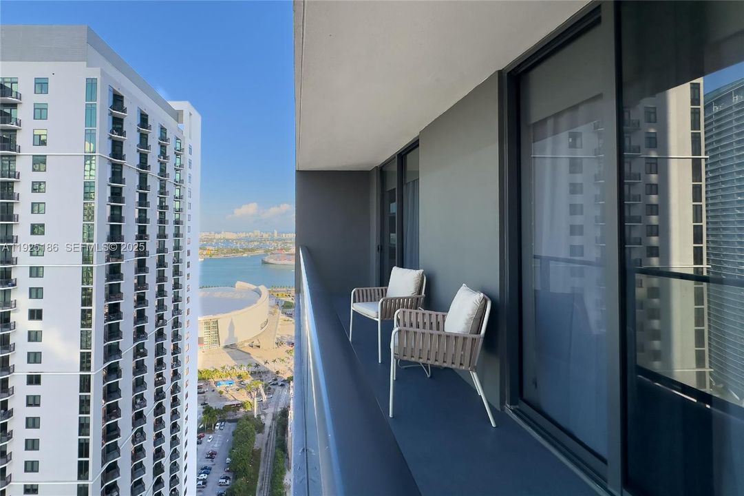 For Sale: $895,000 (2 beds, 2 baths, 1044 Square Feet)