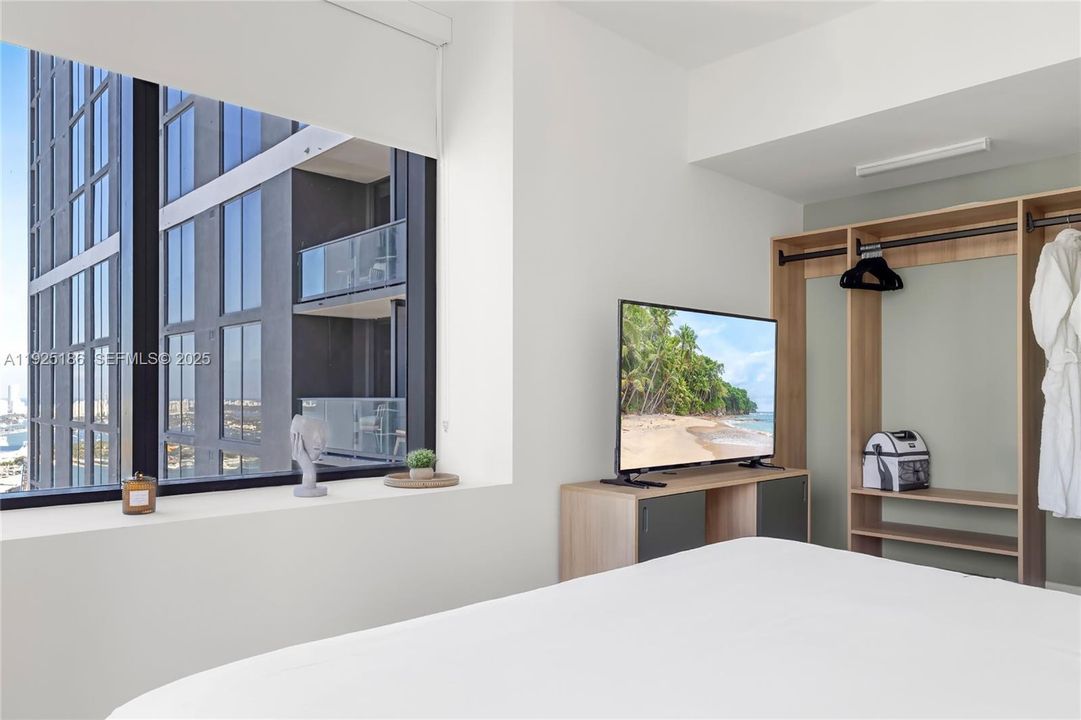 For Sale: $895,000 (2 beds, 2 baths, 1044 Square Feet)