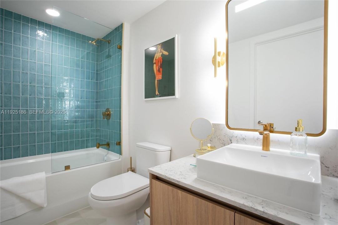 For Sale: $895,000 (2 beds, 2 baths, 1044 Square Feet)