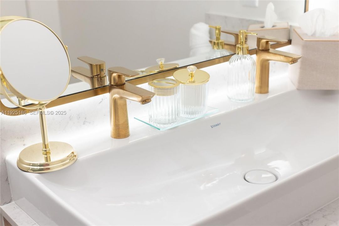 For Sale: $895,000 (2 beds, 2 baths, 1044 Square Feet)