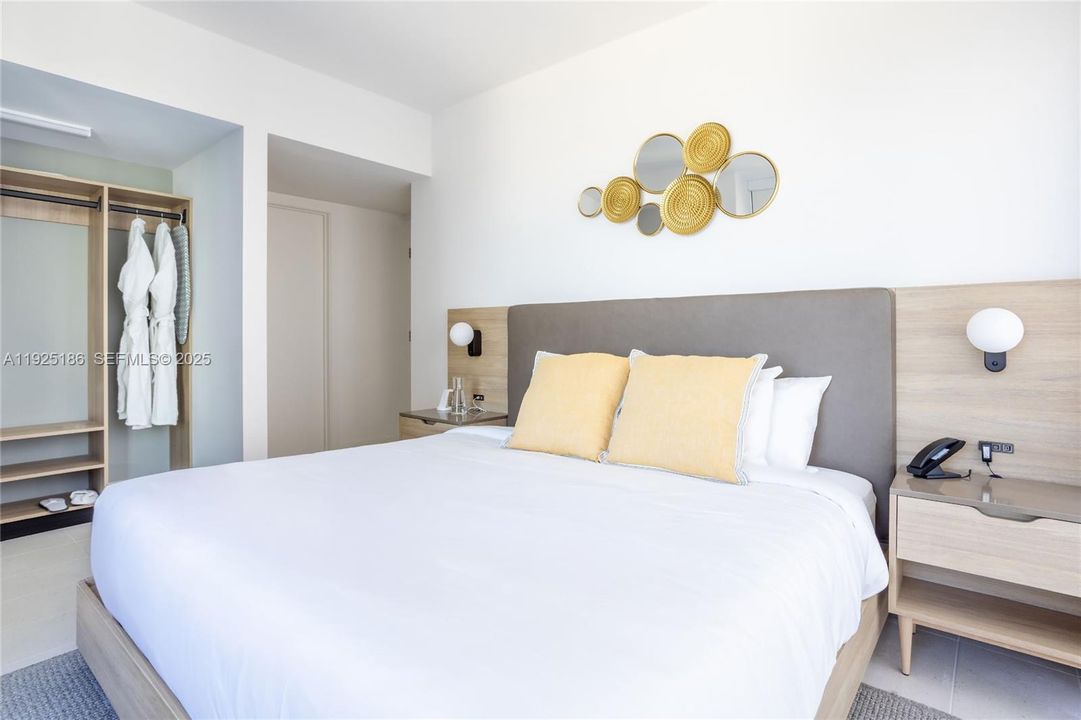 For Sale: $895,000 (2 beds, 2 baths, 1044 Square Feet)