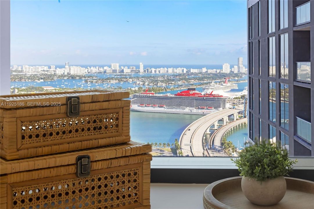 For Sale: $895,000 (2 beds, 2 baths, 1044 Square Feet)