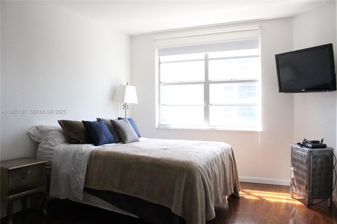 For Rent: $3,000 (2 beds, 1 baths, 870 Square Feet)