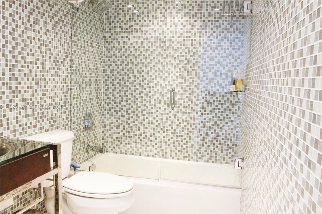 For Rent: $3,000 (2 beds, 1 baths, 870 Square Feet)