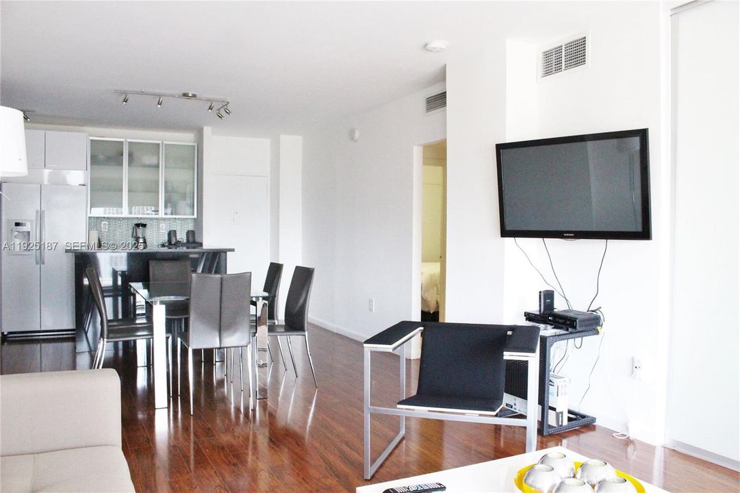 For Rent: $3,000 (2 beds, 1 baths, 870 Square Feet)