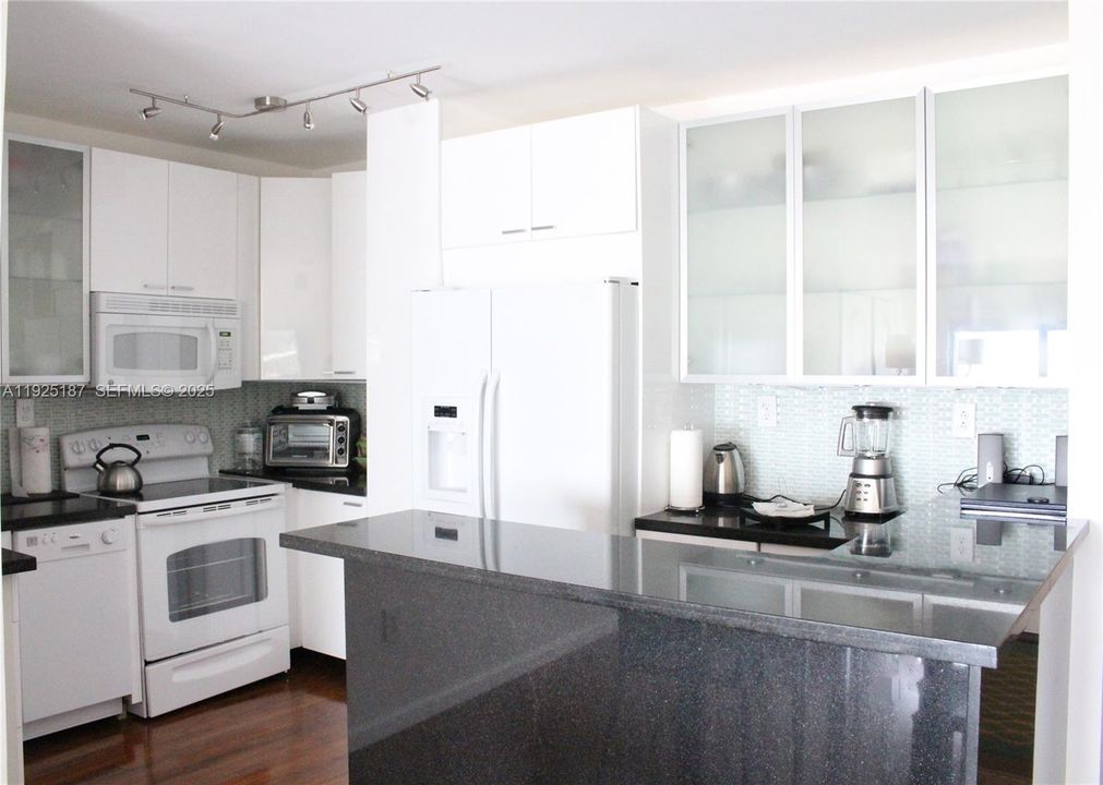 For Rent: $3,000 (2 beds, 1 baths, 870 Square Feet)