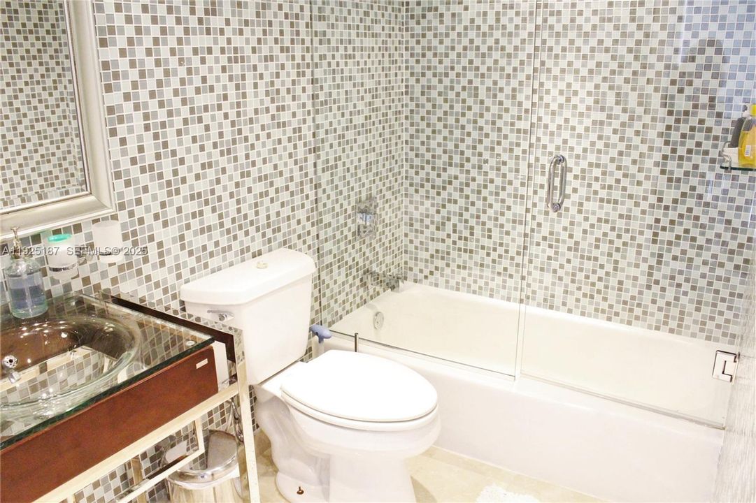 For Rent: $3,000 (2 beds, 1 baths, 870 Square Feet)