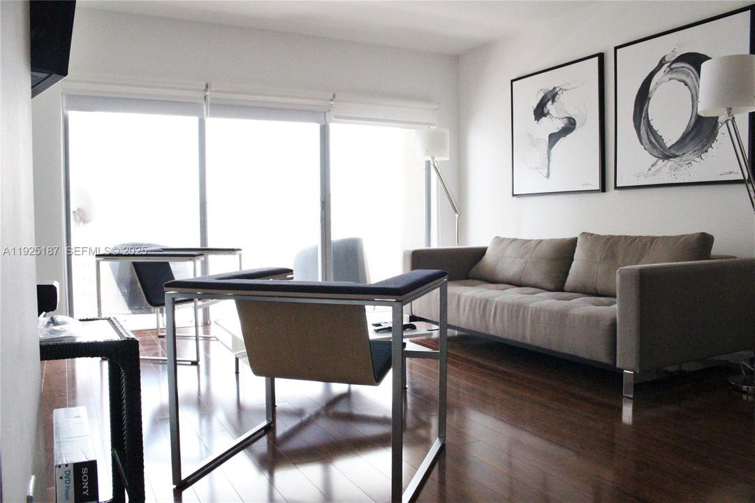 For Rent: $3,000 (2 beds, 1 baths, 870 Square Feet)