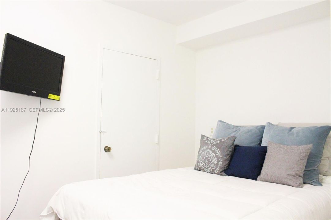 For Rent: $3,000 (2 beds, 1 baths, 870 Square Feet)