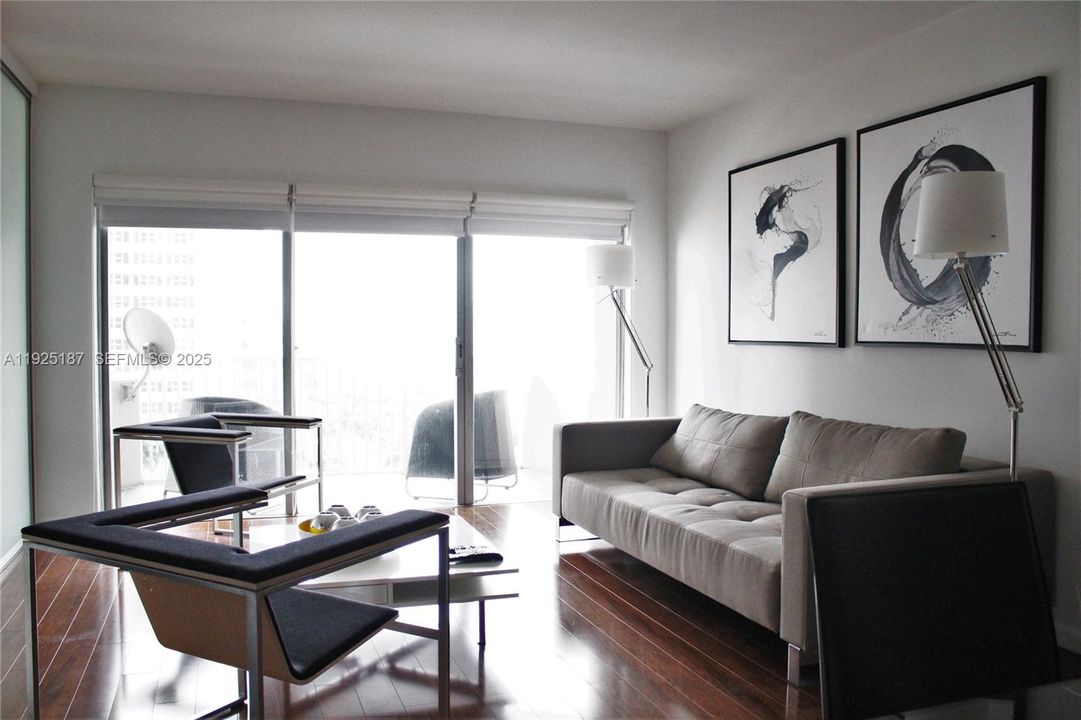 For Rent: $3,000 (2 beds, 1 baths, 870 Square Feet)