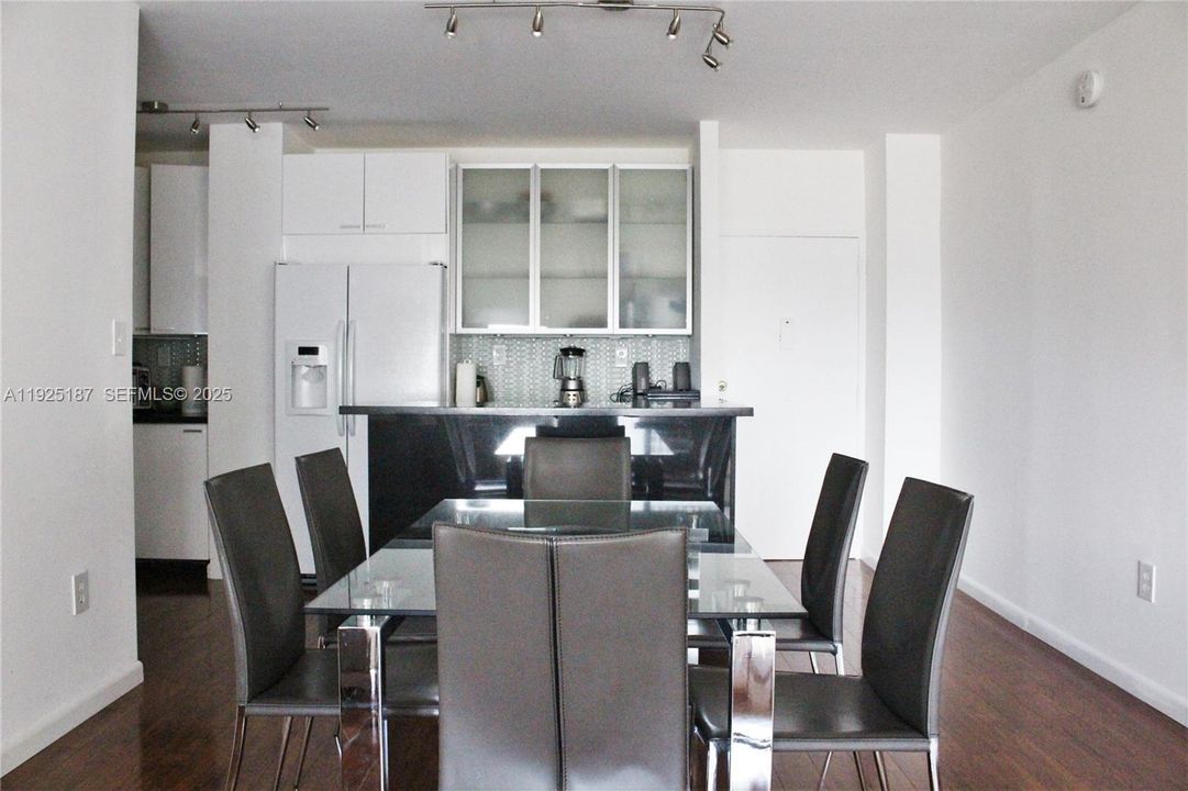 For Rent: $3,000 (2 beds, 1 baths, 870 Square Feet)