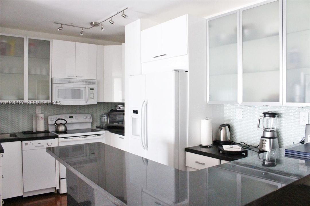 For Rent: $3,000 (2 beds, 1 baths, 870 Square Feet)