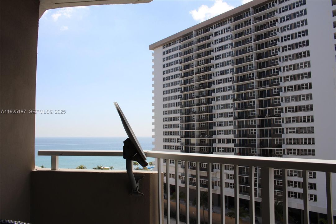 For Rent: $3,000 (2 beds, 1 baths, 870 Square Feet)