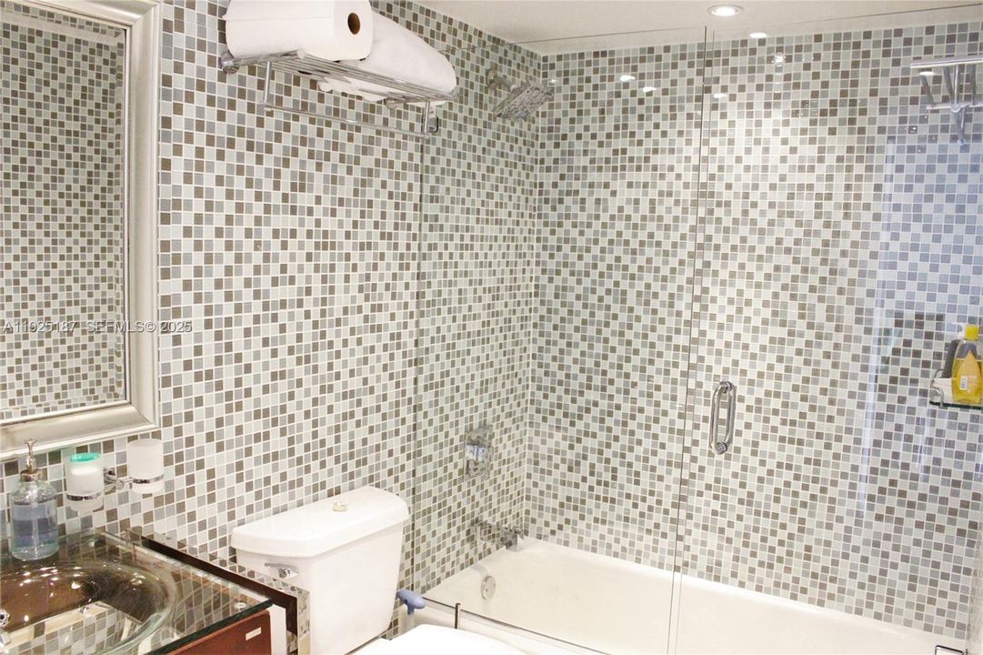 For Rent: $3,000 (2 beds, 1 baths, 870 Square Feet)