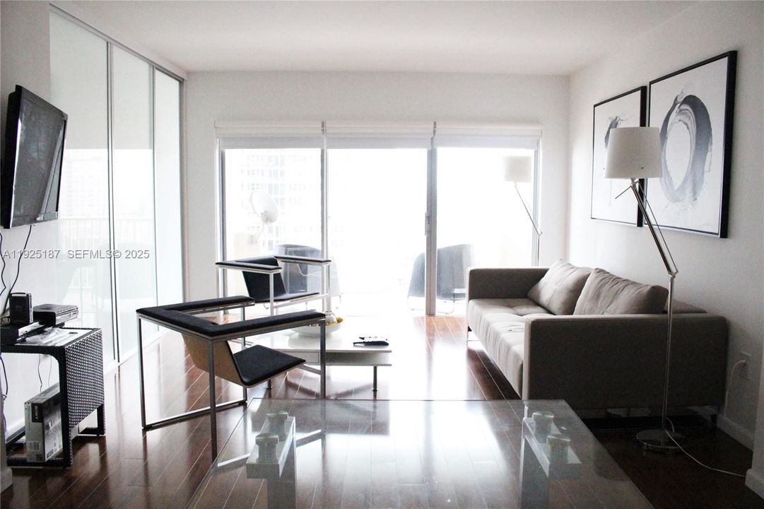 For Rent: $3,000 (2 beds, 1 baths, 870 Square Feet)