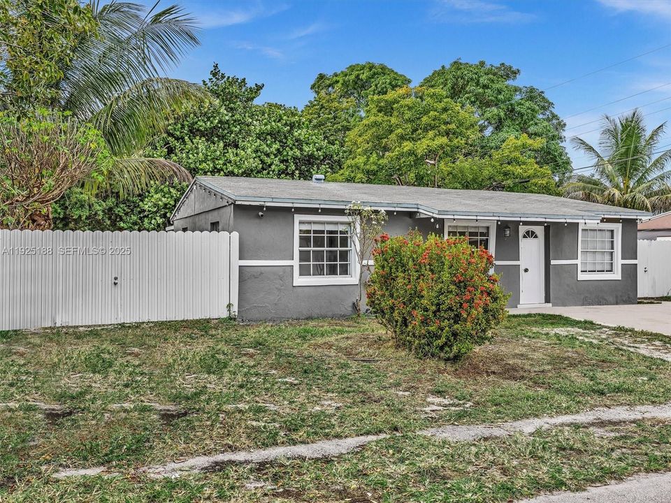 For Rent: $3,050 (3 beds, 2 baths, 1299 Square Feet)