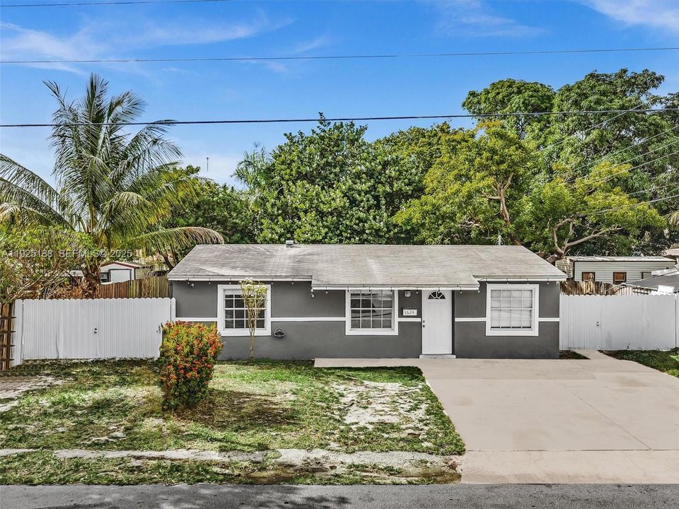 For Rent: $3,050 (3 beds, 2 baths, 1299 Square Feet)