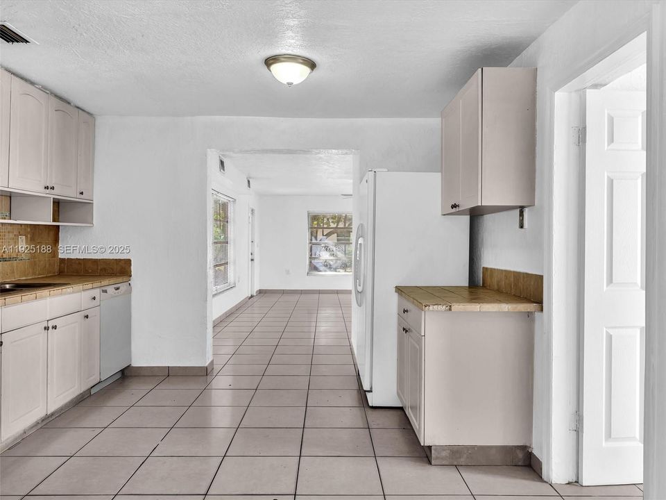 For Rent: $3,050 (3 beds, 2 baths, 1299 Square Feet)