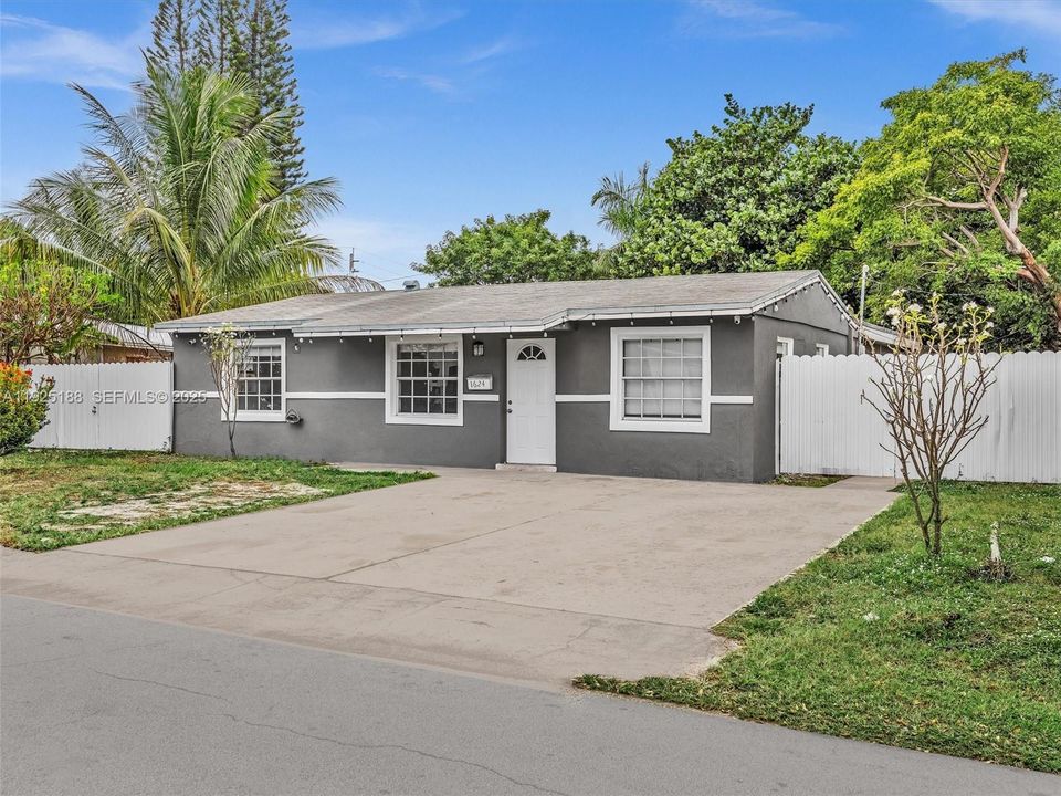 For Rent: $3,050 (3 beds, 2 baths, 1299 Square Feet)