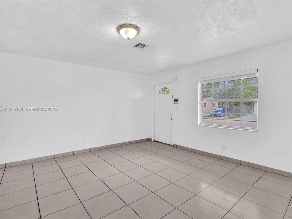 For Rent: $3,050 (3 beds, 2 baths, 1299 Square Feet)