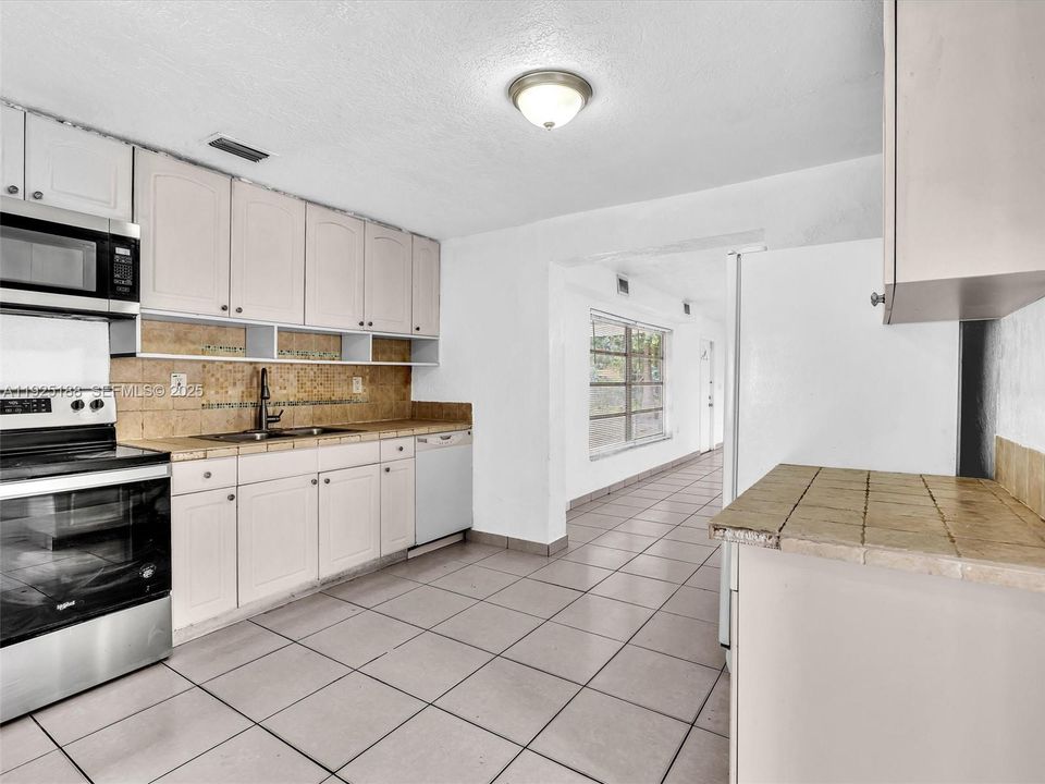 For Rent: $3,050 (3 beds, 2 baths, 1299 Square Feet)