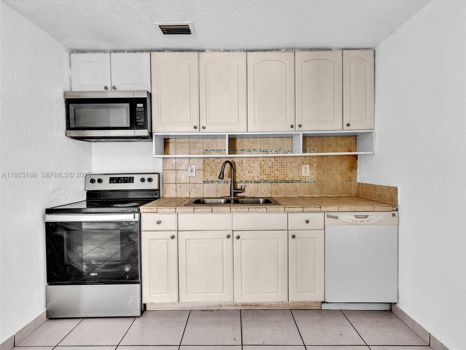 For Rent: $3,050 (3 beds, 2 baths, 1299 Square Feet)