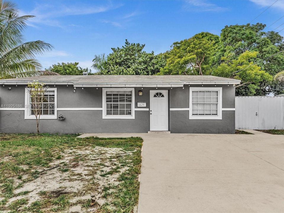 For Rent: $3,050 (3 beds, 2 baths, 1299 Square Feet)