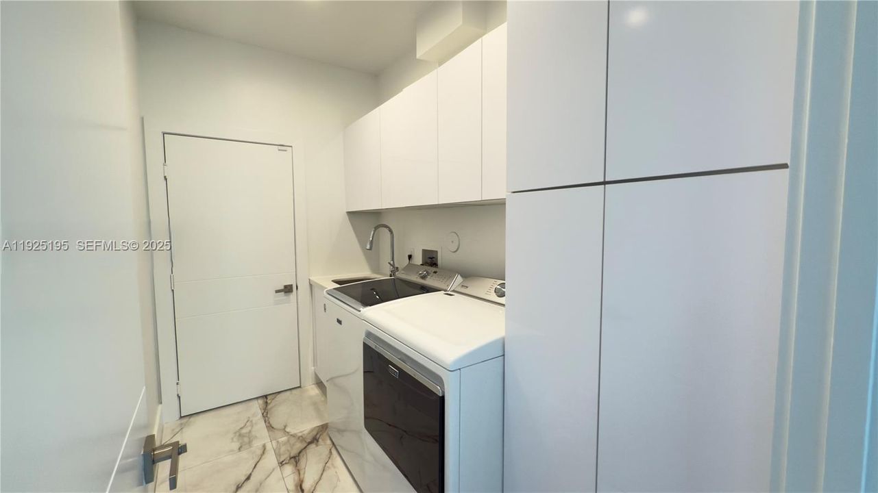 出租: $8,500 (4 贝兹, 3 浴室, 3004 平方英尺)