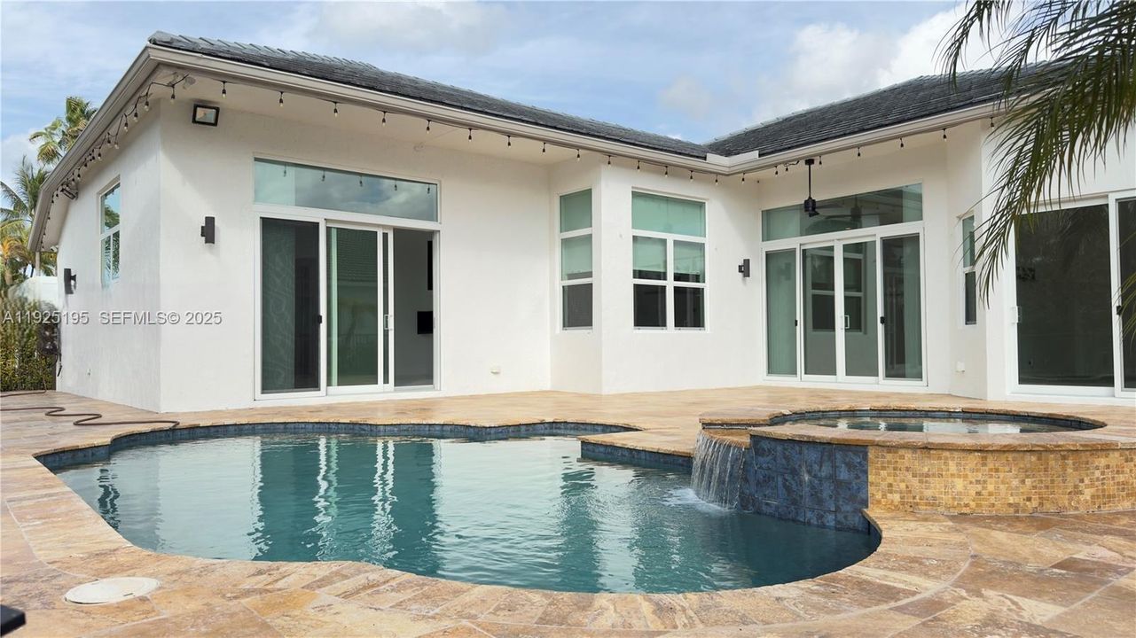 出租: $8,500 (4 贝兹, 3 浴室, 3004 平方英尺)