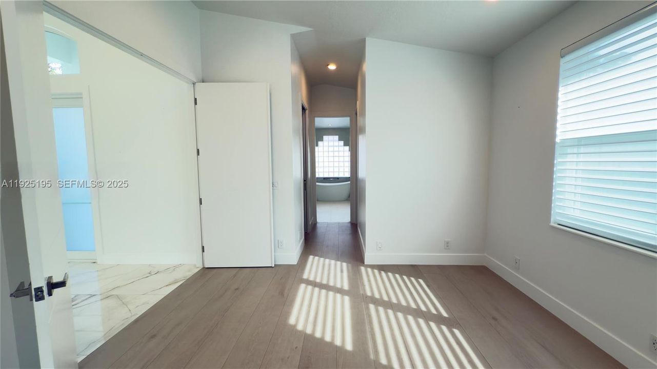 出租: $8,500 (4 贝兹, 3 浴室, 3004 平方英尺)