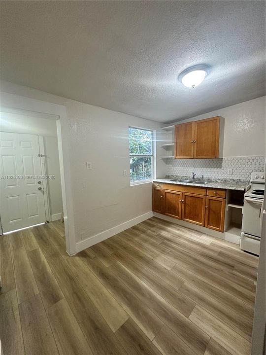 For Rent: $2,650 (4 beds, 1 baths, 1048 Square Feet)