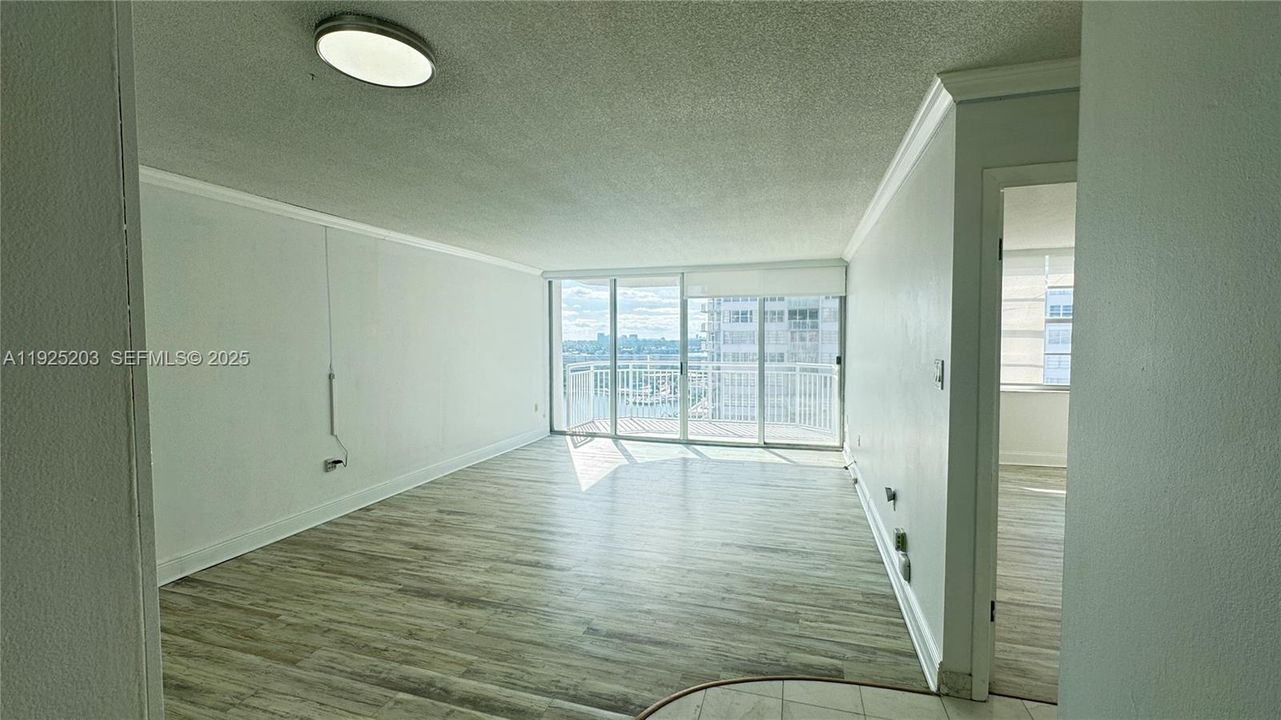 待售: $192,000 (1 贝兹, 1 浴室, 1005 平方英尺)