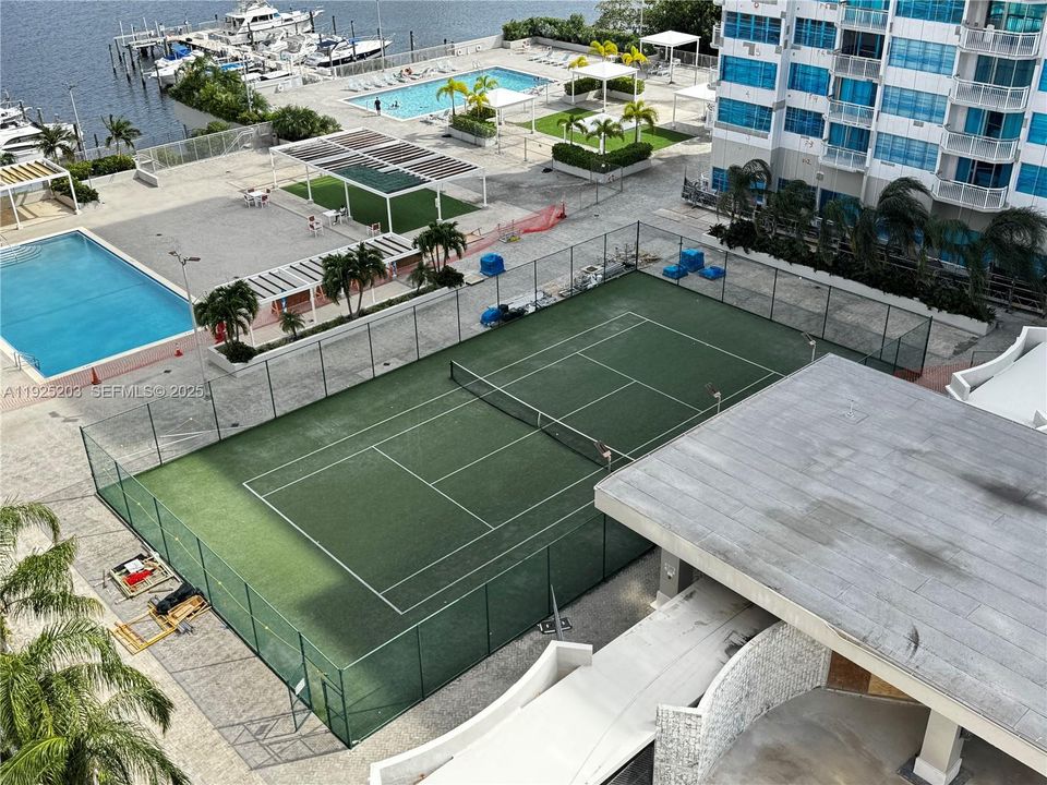 待售: $192,000 (1 贝兹, 1 浴室, 1005 平方英尺)