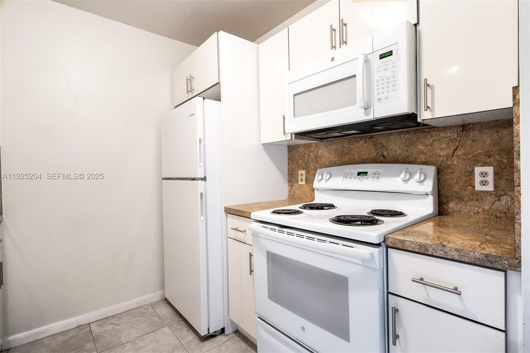 В аренду: $1,695 (1 спален, 1 ванн, 811 Квадратных фут)