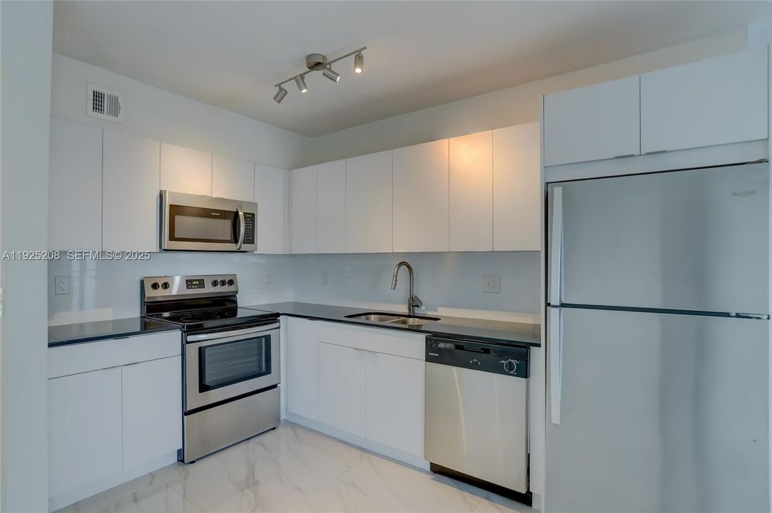 For Rent: $2,100 (2 beds, 1 baths, 900 Square Feet)