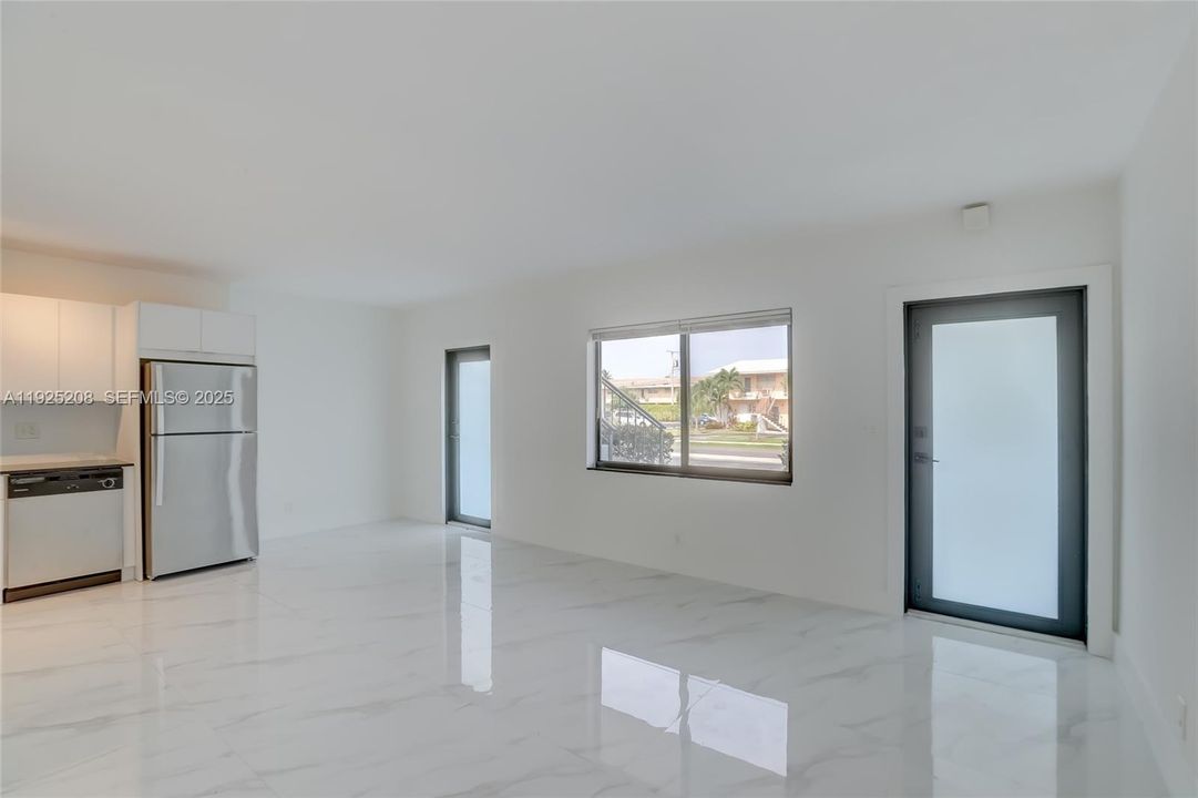 For Rent: $2,100 (2 beds, 1 baths, 900 Square Feet)