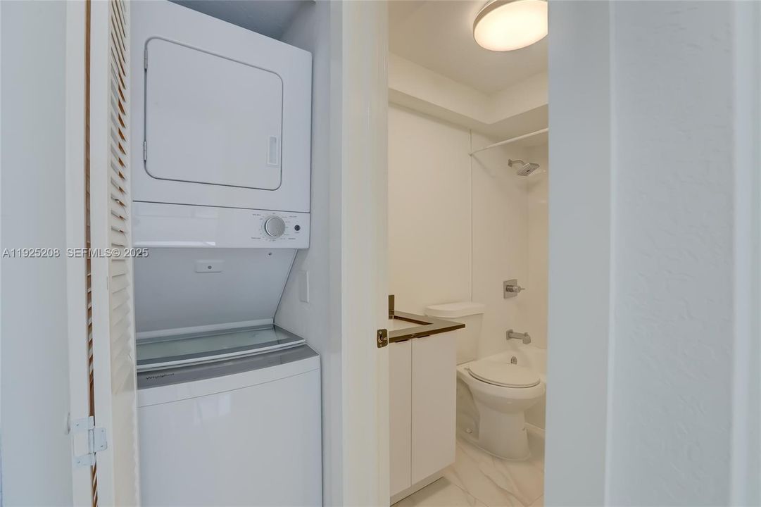 For Rent: $2,100 (2 beds, 1 baths, 900 Square Feet)