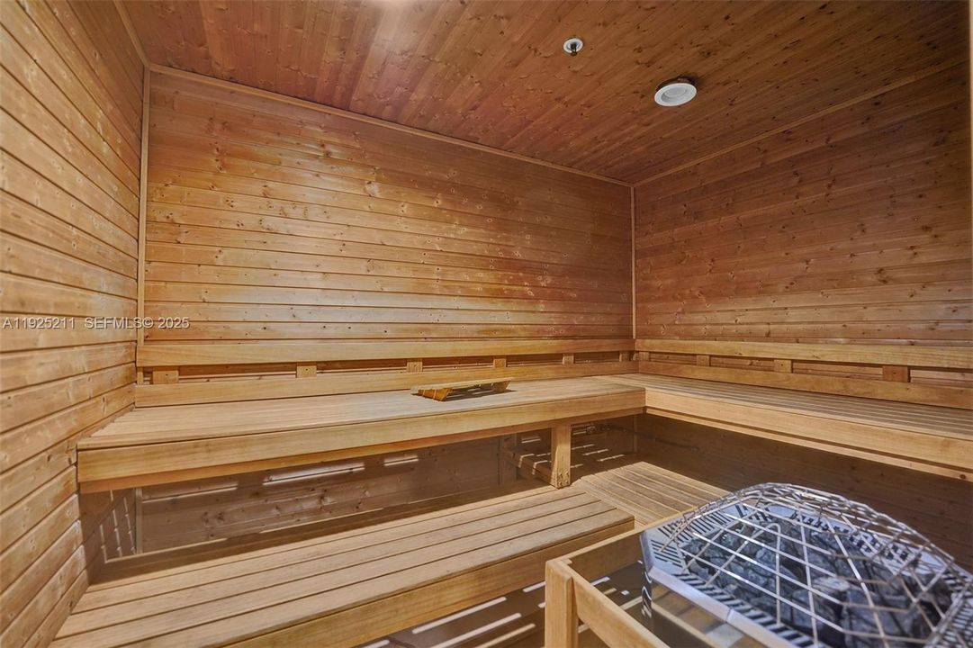 For Sale: $525,000 (1 beds, 1 baths, 773 Square Feet)