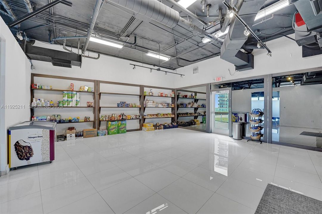 For Sale: $525,000 (1 beds, 1 baths, 773 Square Feet)